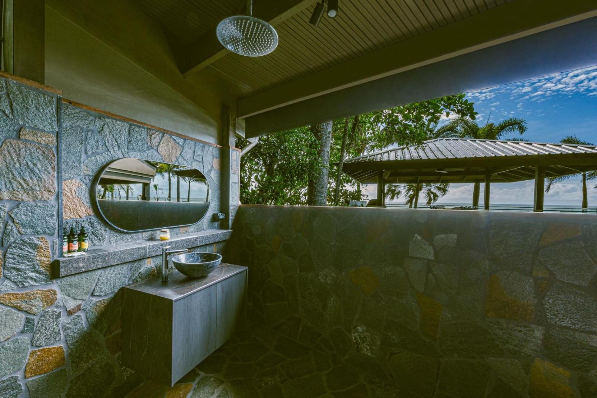 Trinity Beach Palace Luxury Estate By Belle Escapes Holiday home *