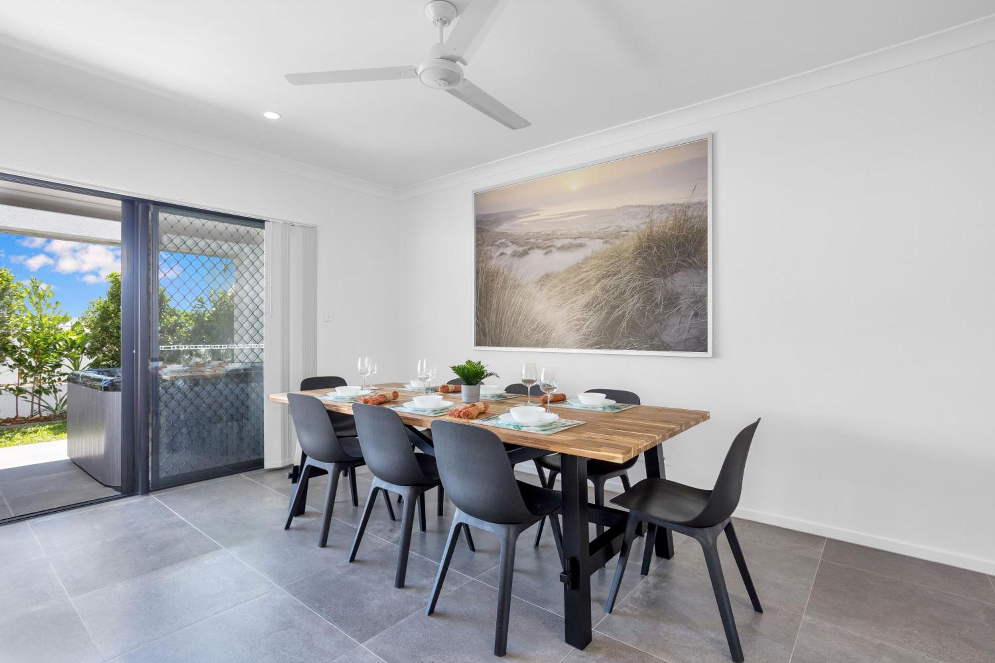 Trinity 4br Modern Getaway With Spa, Pet Friendly Holiday home *