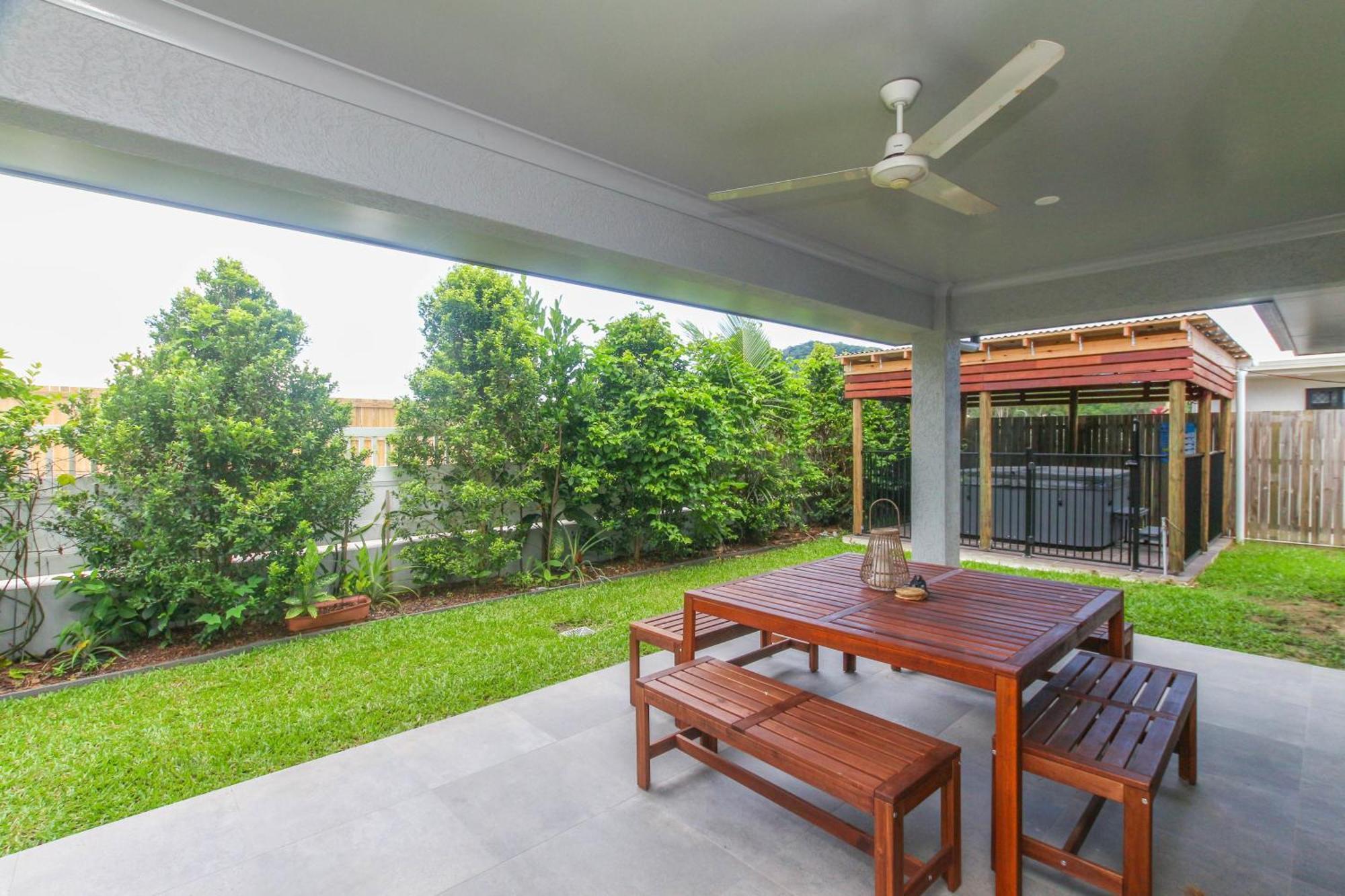 Trinity 4br Modern Getaway With Spa, Pet Friendly Holiday home