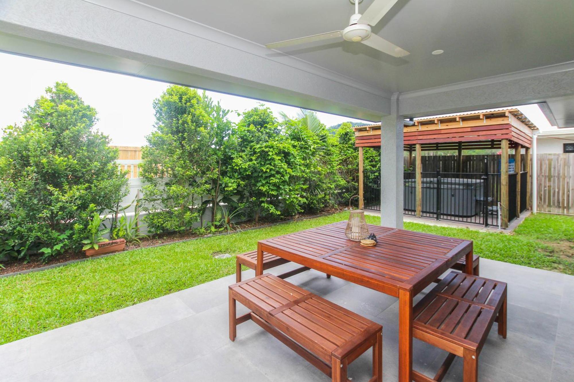 Trinity 4br Modern Getaway With Spa, Pet Friendly Holiday home Trinity Beach