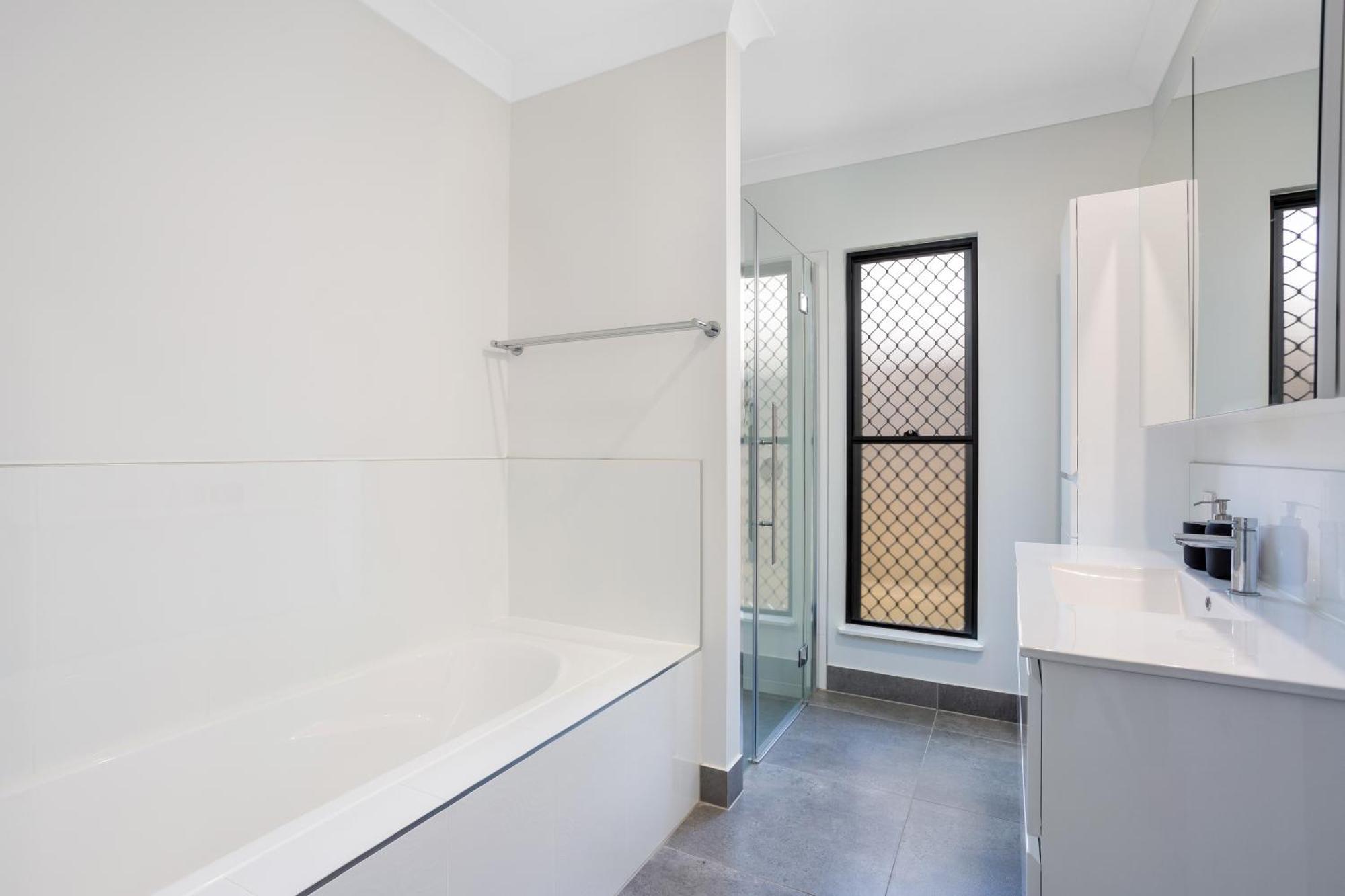 Trinity 4br Modern Getaway With Spa, Pet Friendly Trinity Beach