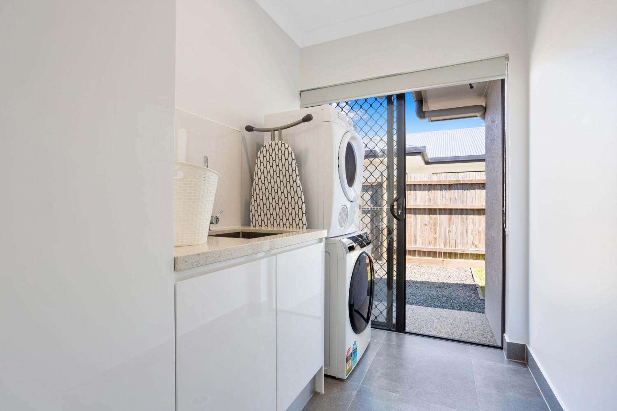 Trinity 4br Modern Getaway With Spa, Pet Friendly * Trinity Beach