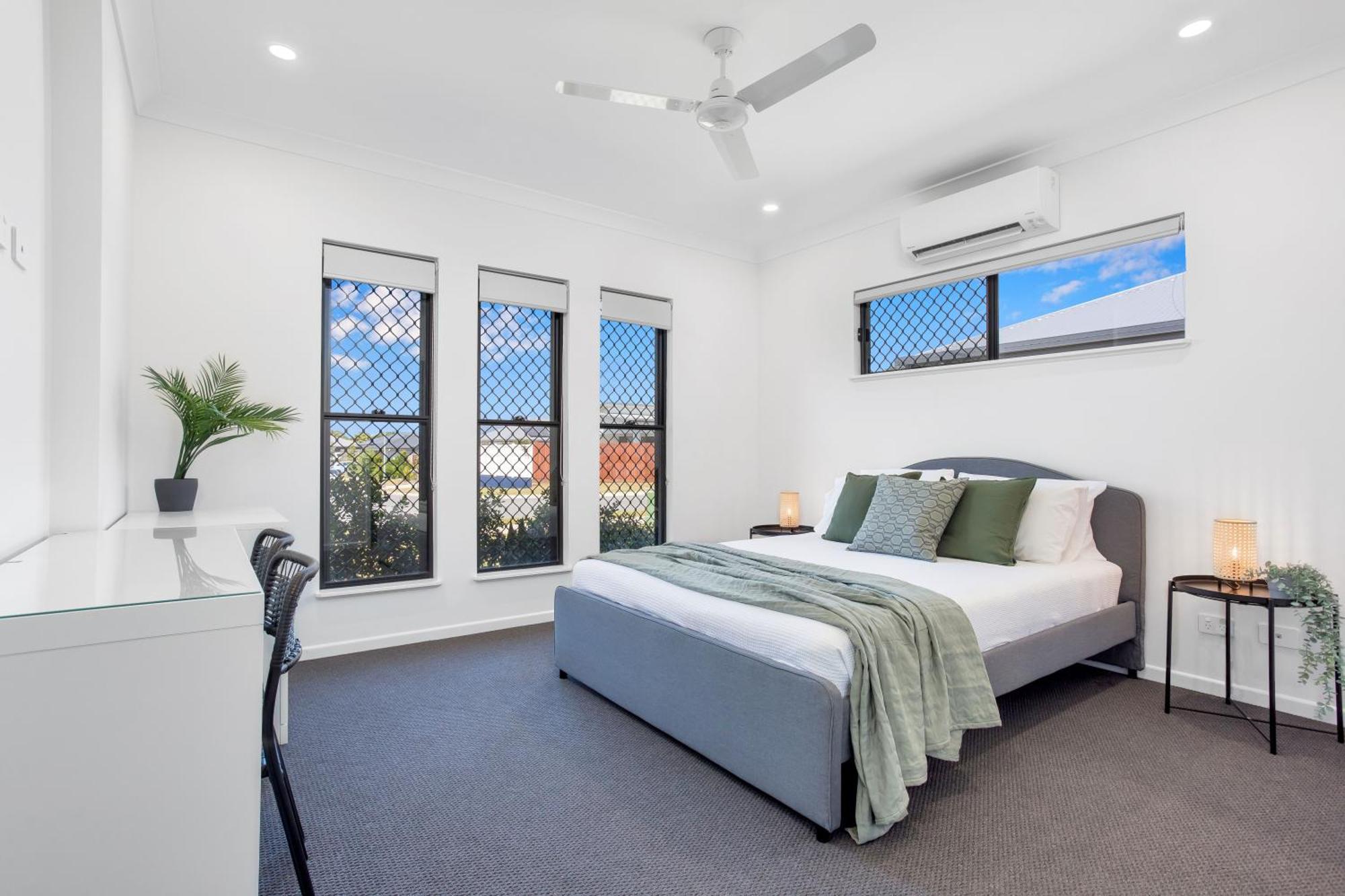 Trinity 4br Modern Getaway With Spa, Pet Friendly Trinity Beach