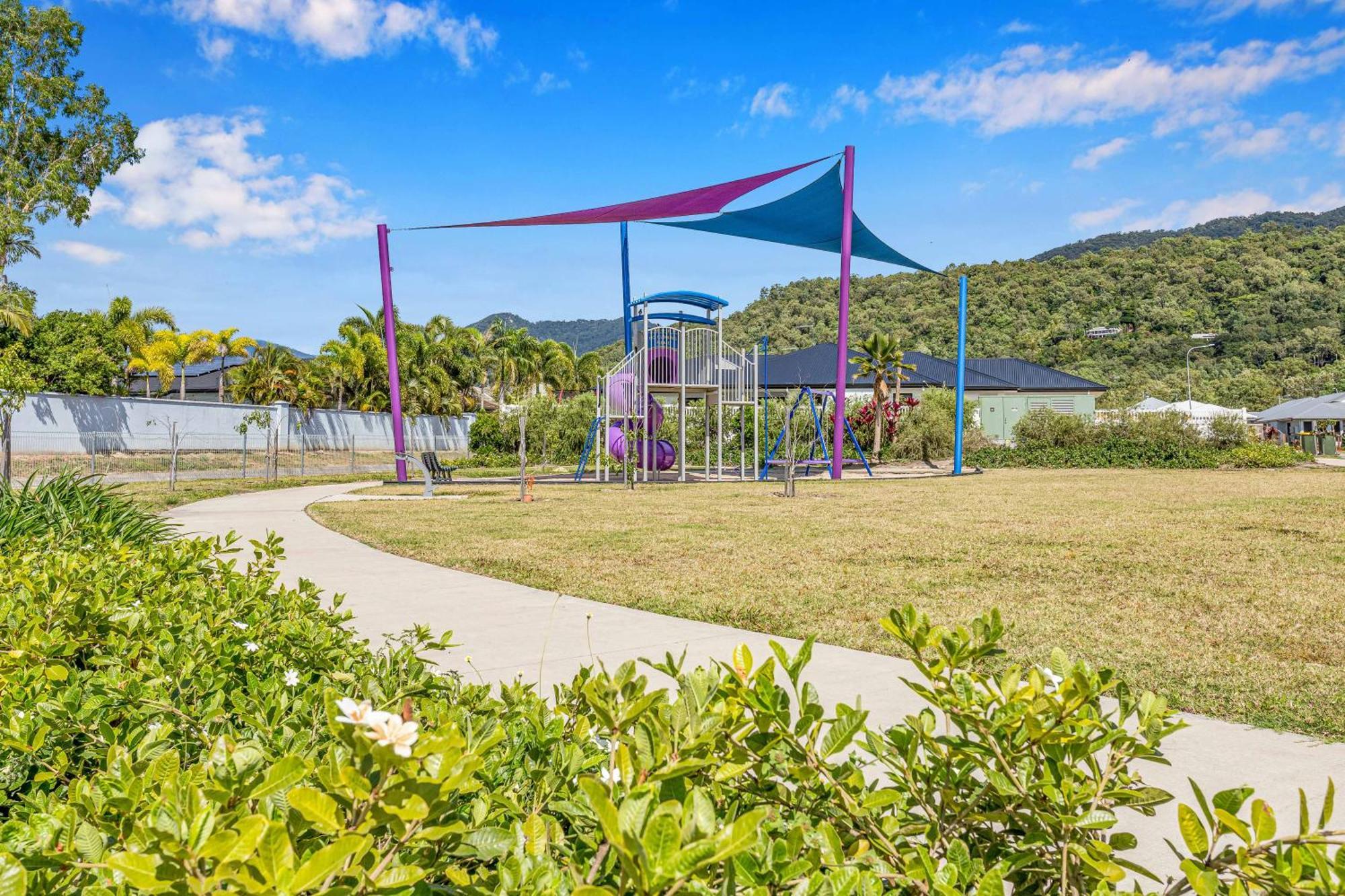 Trinity 4br Modern Getaway With Spa, Pet Friendly Holiday home *