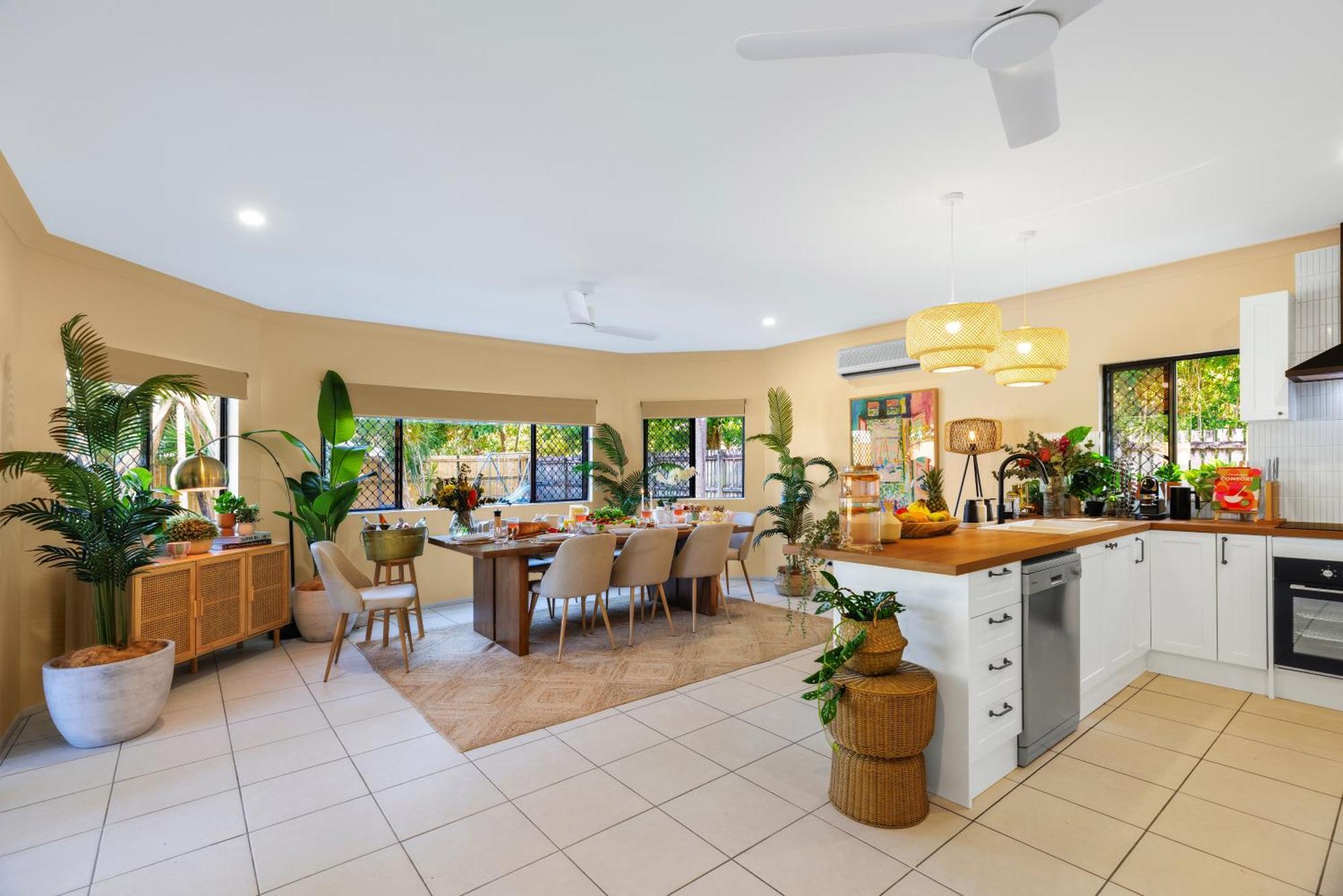 Spacious Family Fun With Suv Hire, Games, Full Kitchen Trinity Beach