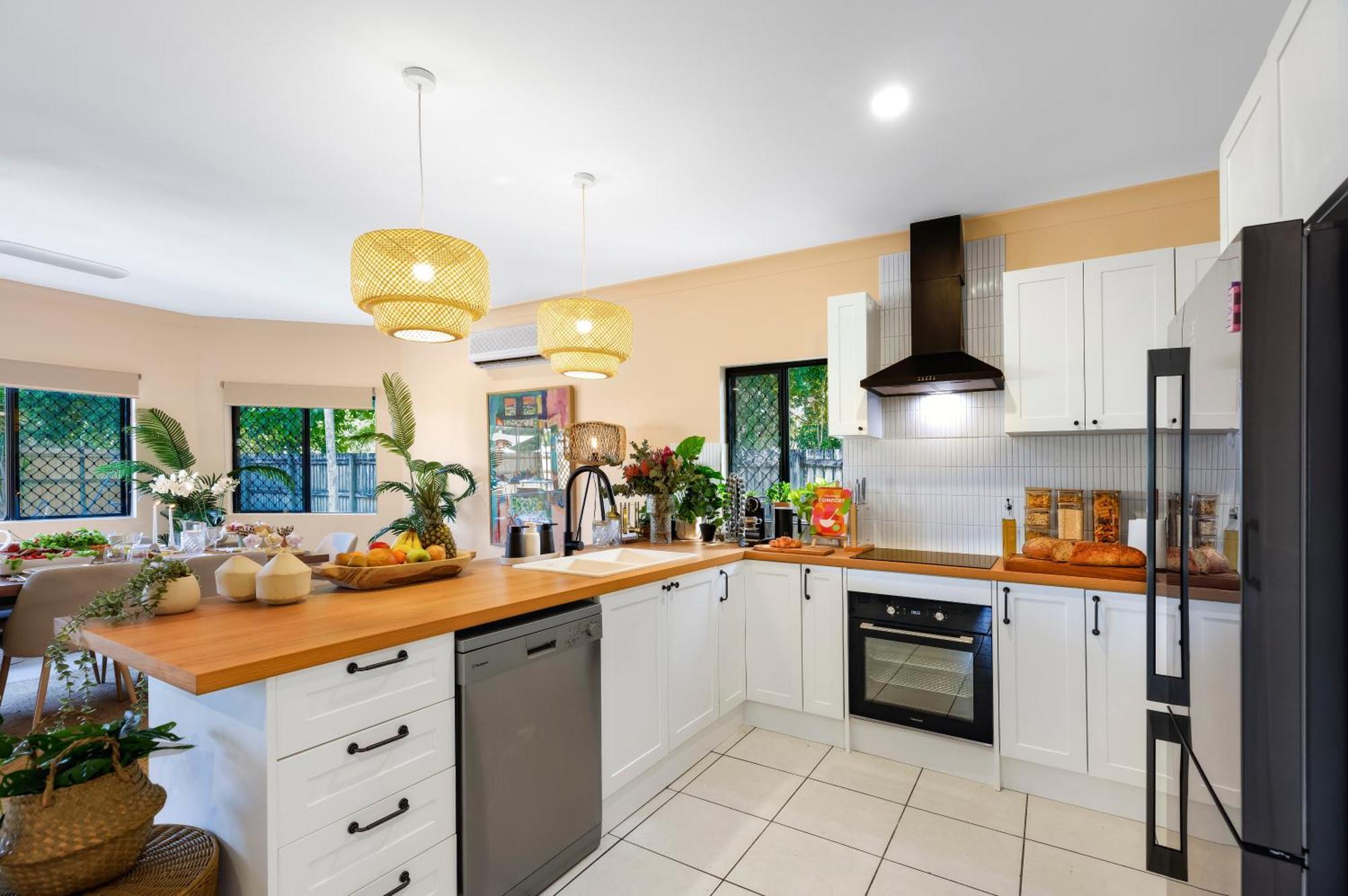 Holiday home Spacious Family Fun With Suv Hire, Games, Full Kitchen *