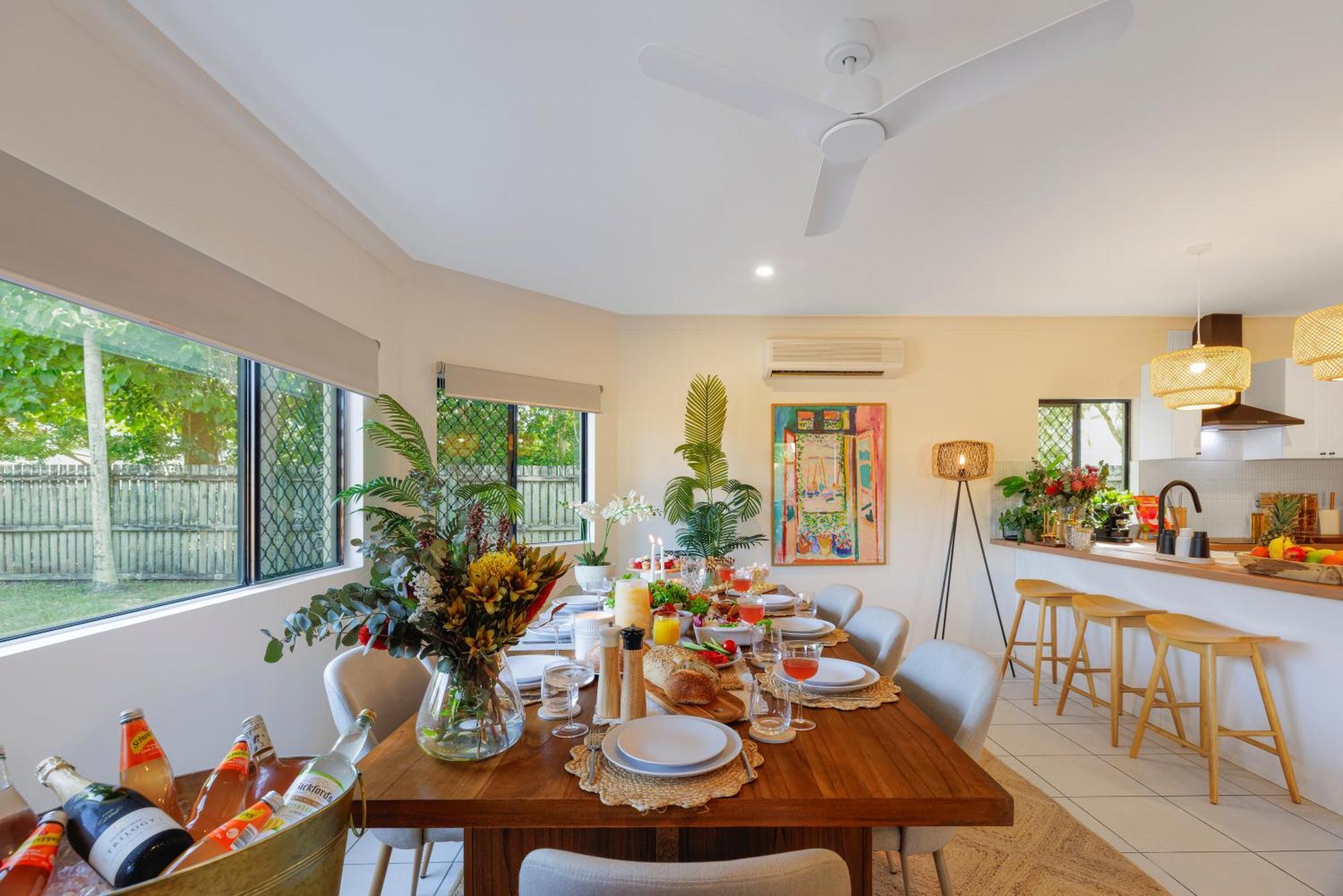 Spacious Family Fun With Suv Hire, Games, Full Kitchen *