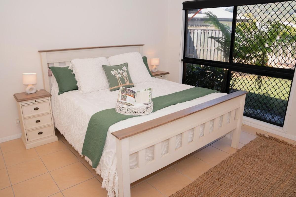 House, Stroll To & Cafes- Pets Welcome Holiday home Trinity Beach
