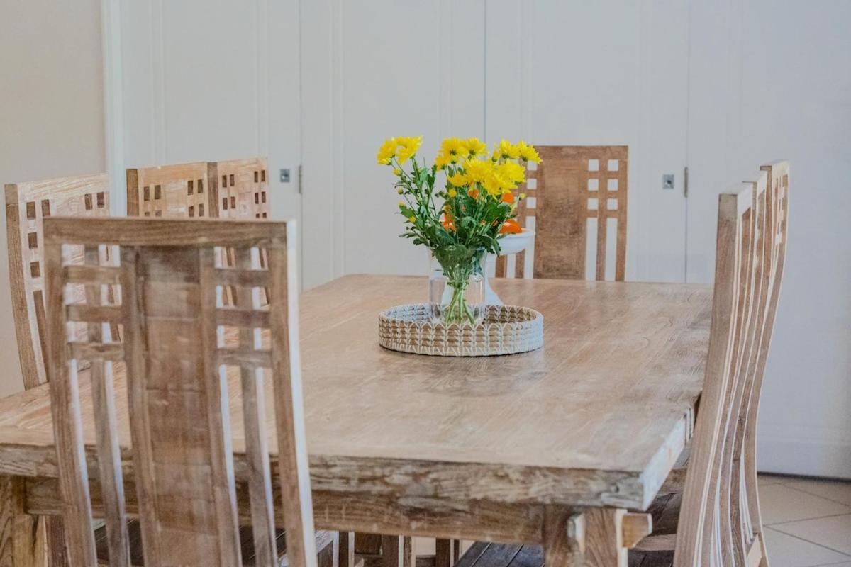 House, Stroll To & Cafes- Pets Welcome Holiday home Trinity Beach