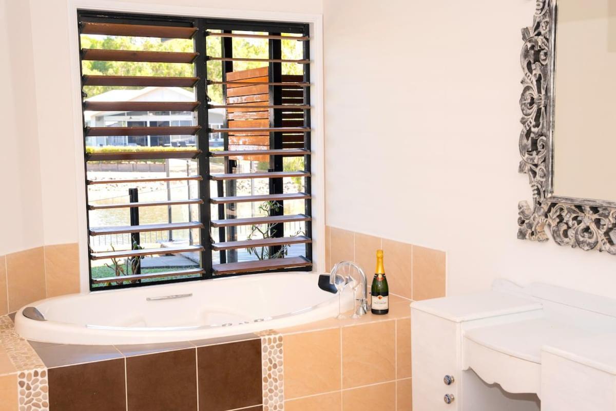 Holiday home House, Stroll To & Cafes- Pets Welcome *