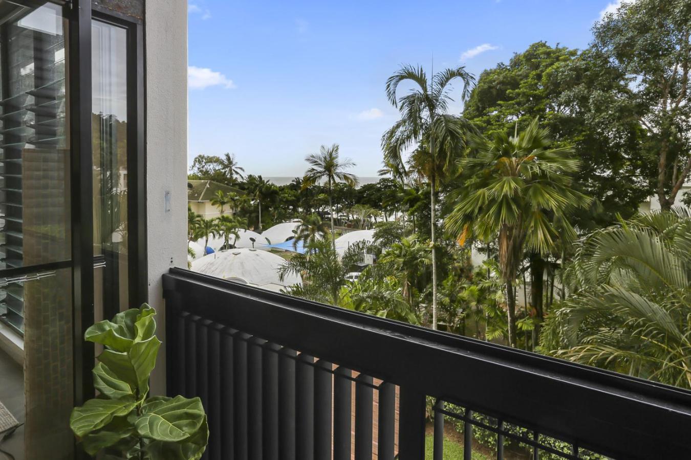 Ocean Horizons With Coral Sea Views Apartment