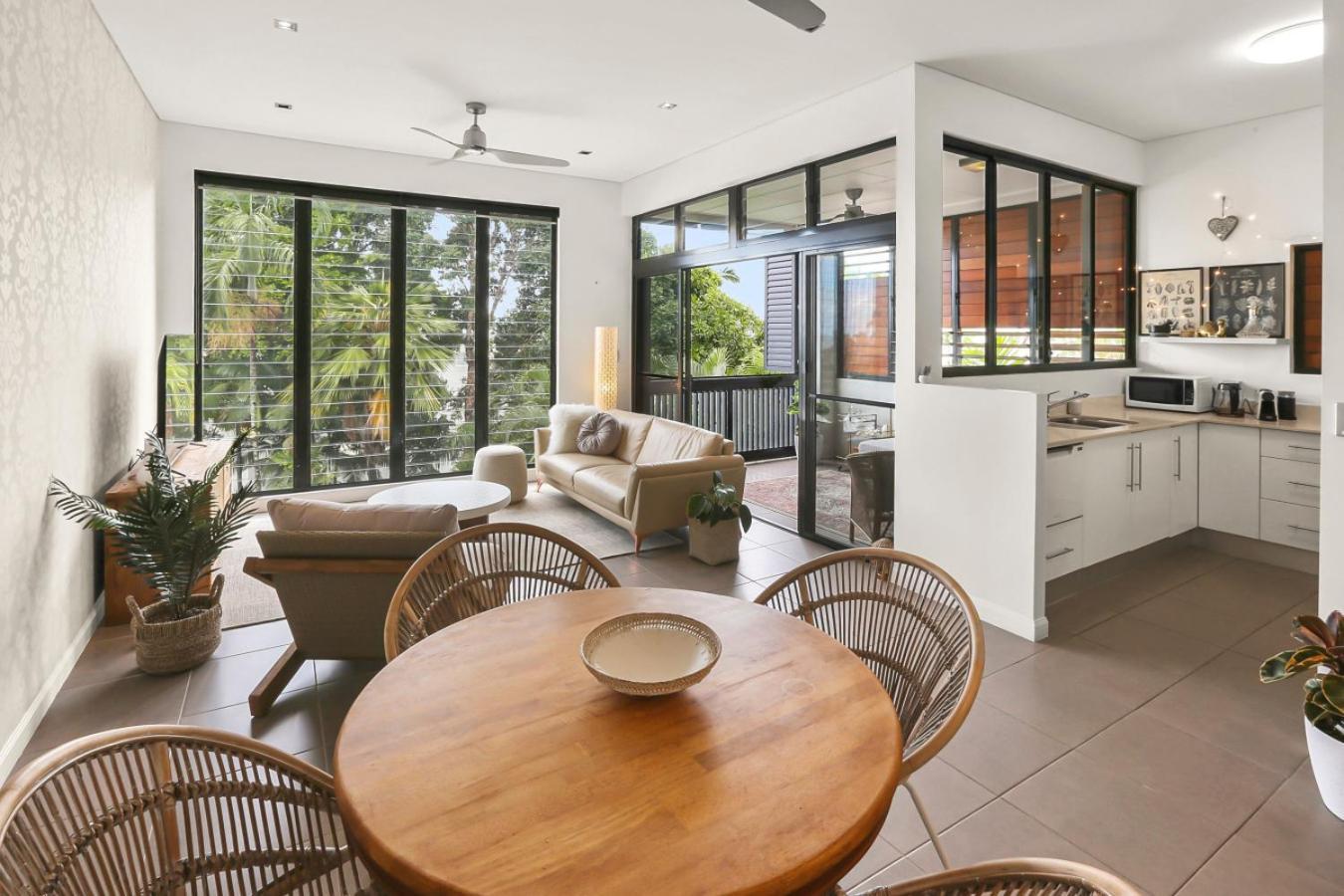 Apartment Ocean Horizons With Coral Sea Views