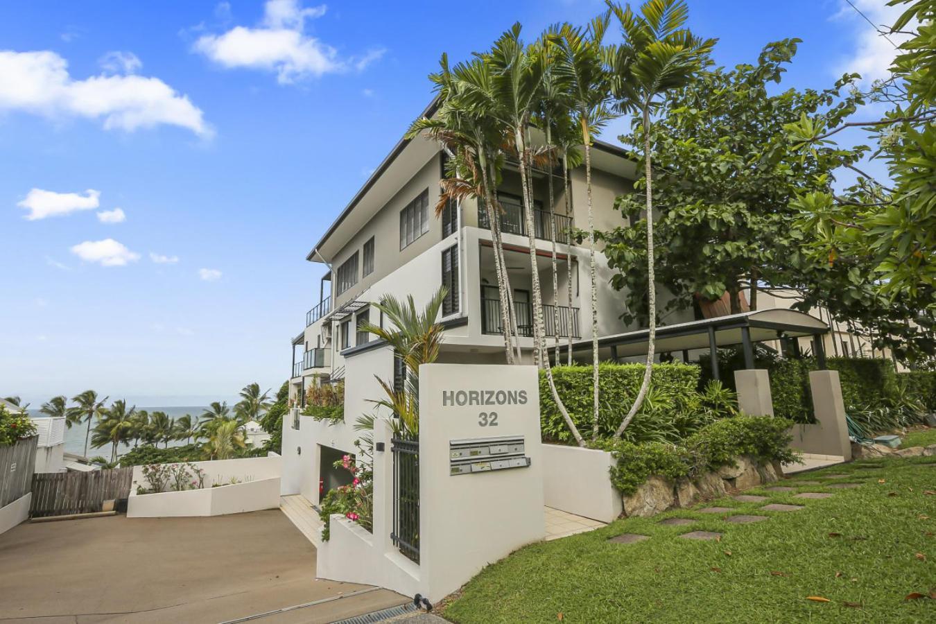 Ocean Horizons With Coral Sea Views Apartment