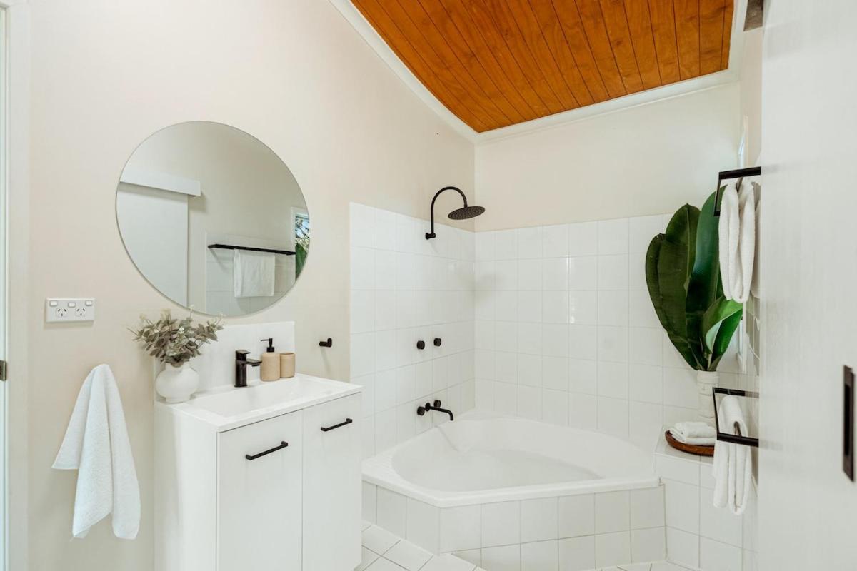 Reinwood Retreat - A Nestled In The Treetops Of A Rainforest