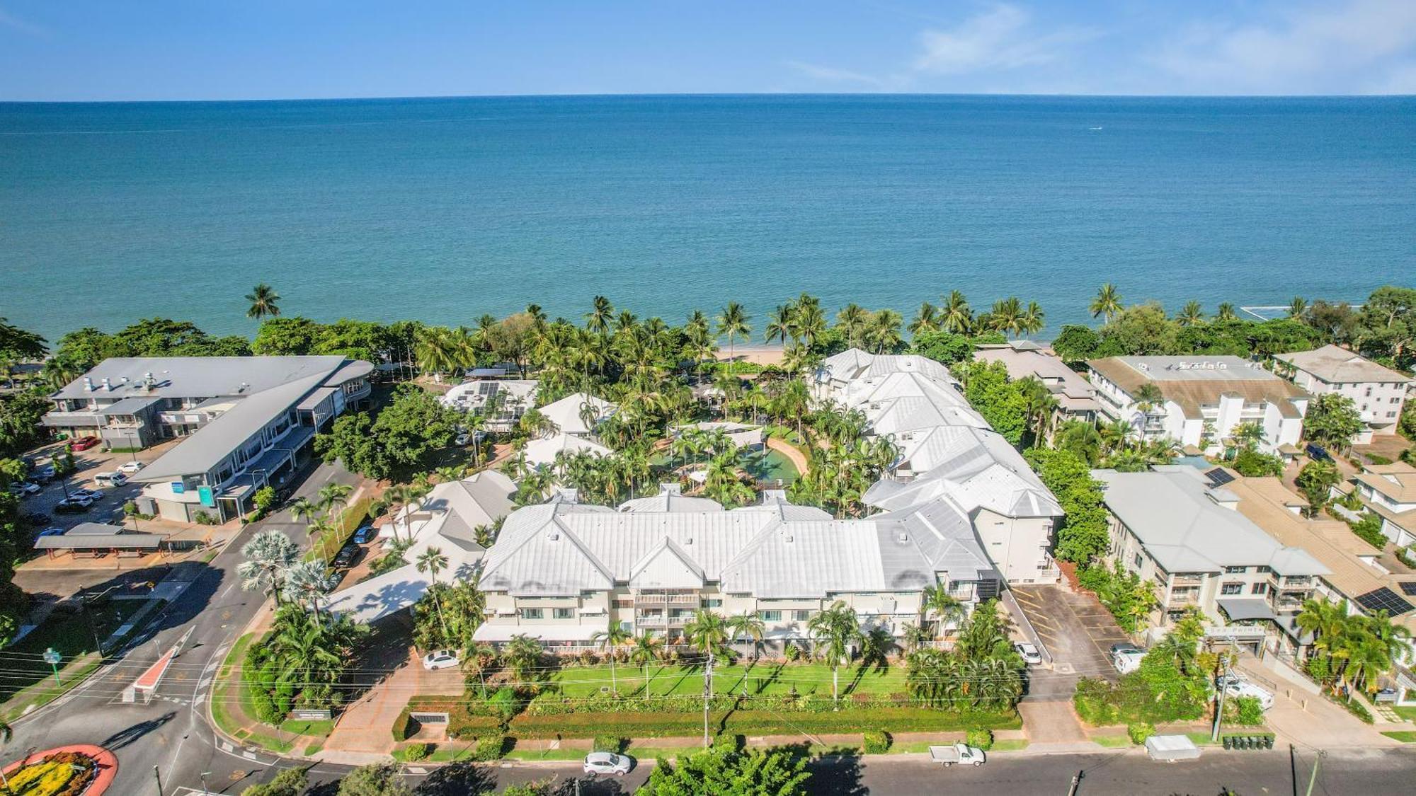 Aparthotel Coral Sands Beachfront 4*