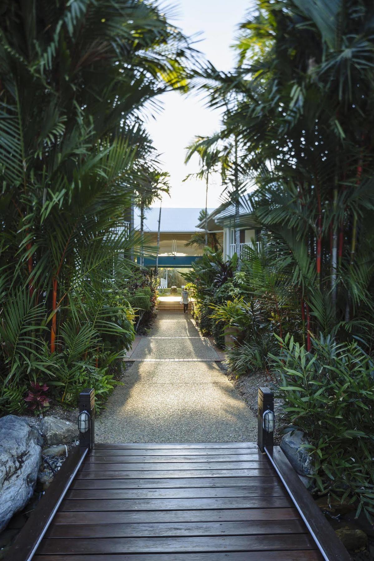 Aparthotel Coral Sands Beachfront 4*