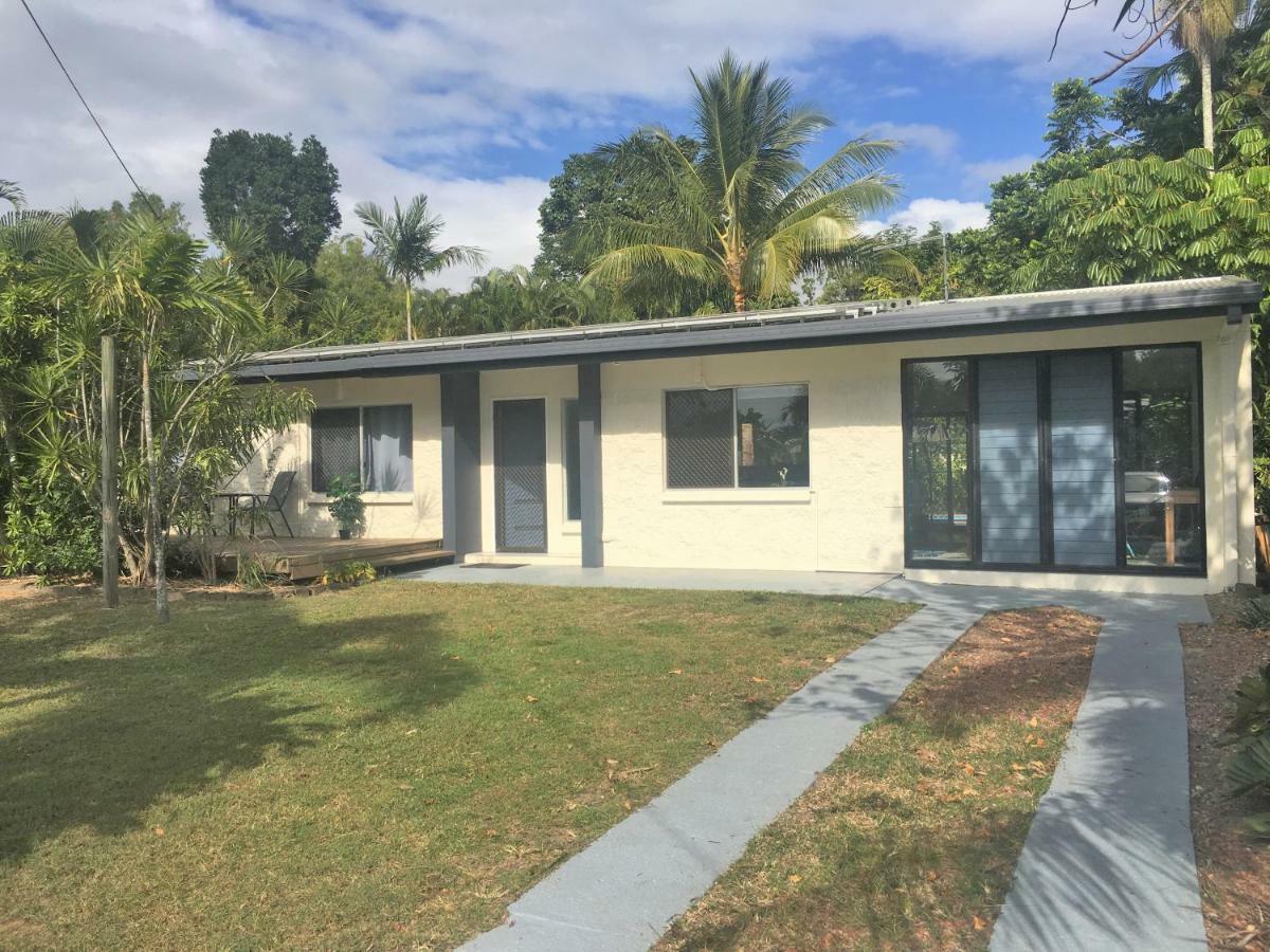 Heated Pool & Tropical Private Open Space Holiday home Trinity Beach