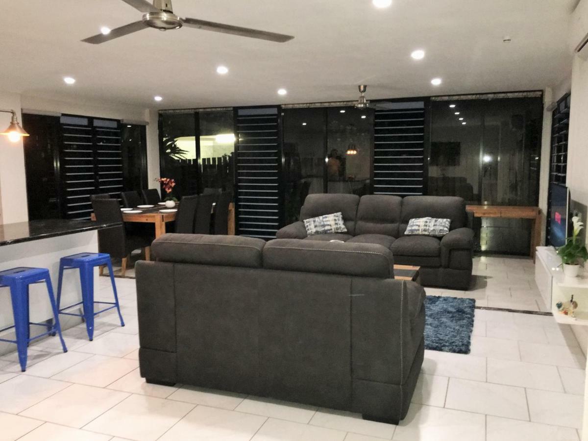 Heated Pool & Tropical Private Open Space Holiday home