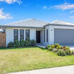 Trinity Beach 4Br Modern Getaway With Spa, Pet Friendly