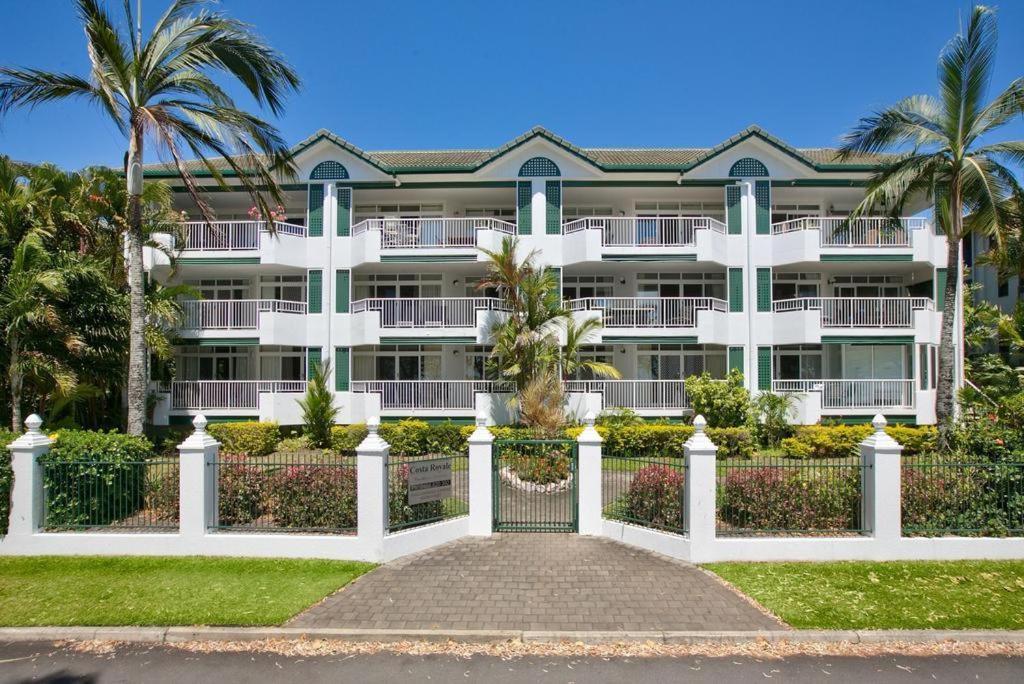 The House 3br Waterfront Apartment, Own Wifi * Trinity Beach