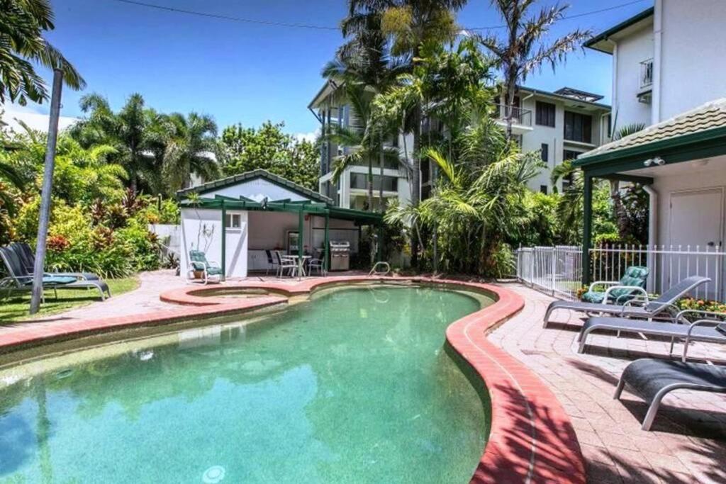 The House 3br Waterfront Apartment, Own Wifi * Trinity Beach