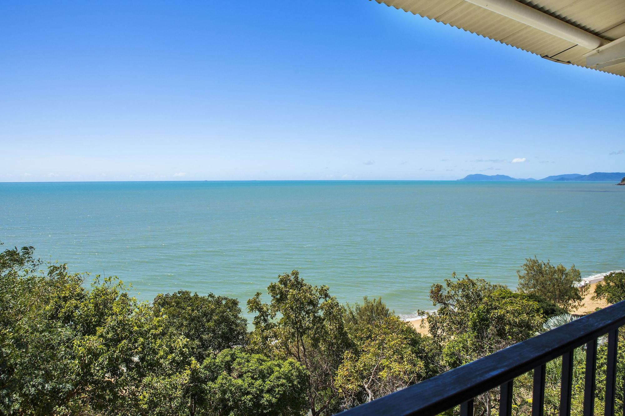 Aparthotel Amaroo At Trinity 4*