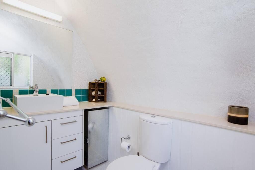 Apartment 1 Bedroom Famous Beach-front Dome At Trinity Beach, Sleeps 4