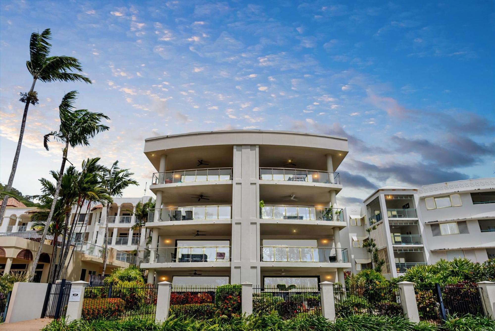 Beachfront 3-bed With Pool & Stunning Ocean Views Apartment Trinity Beach