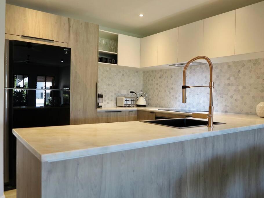 Luxury Marina View Cairns Apartment Trinity Beach