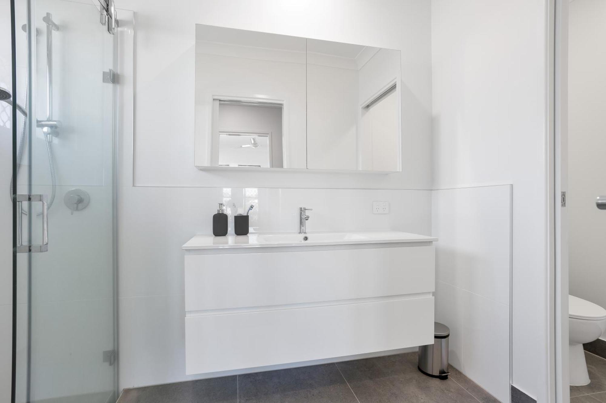 Trinity 4br Modern Getaway With Spa, Pet Friendly