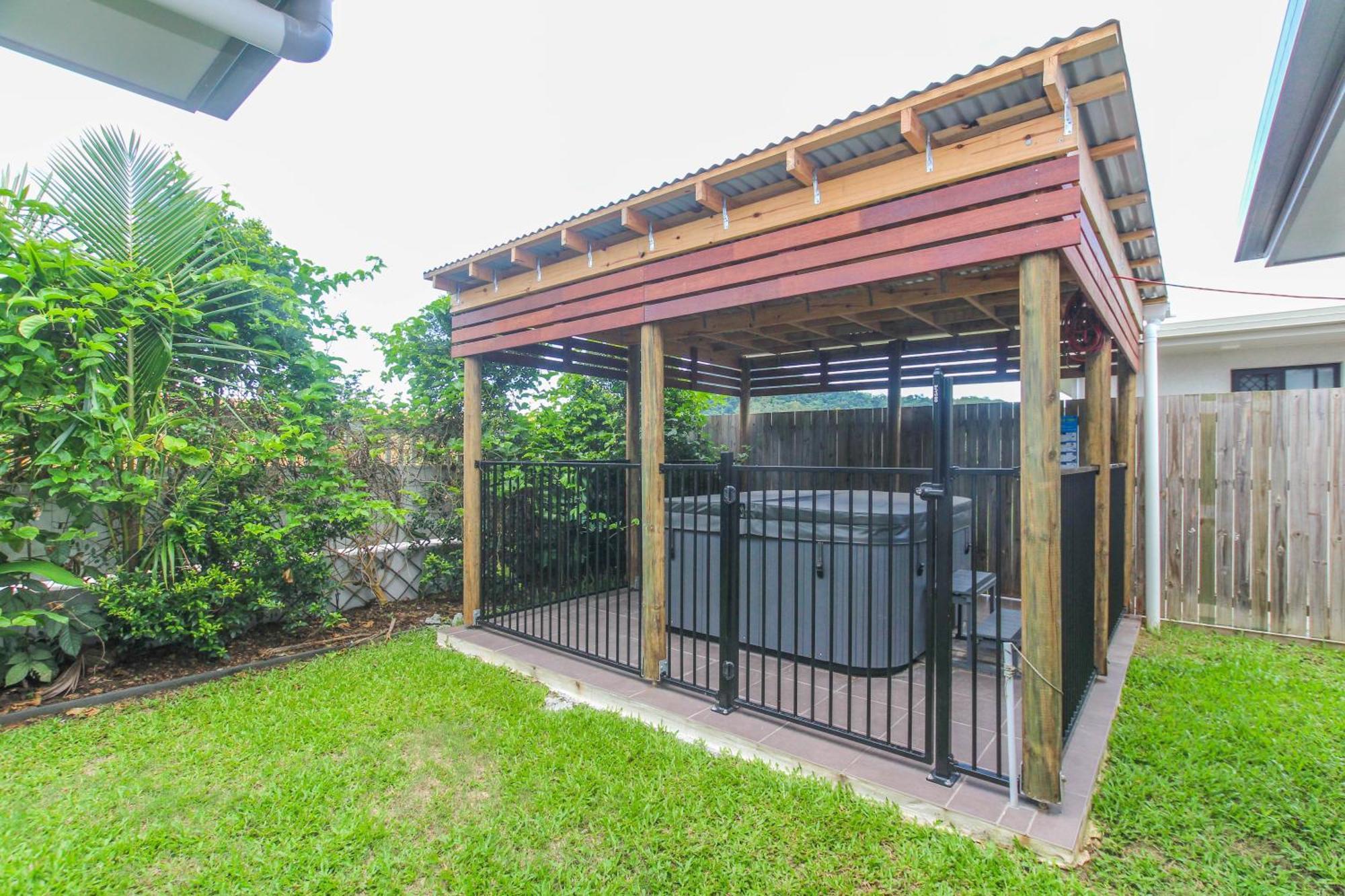 Trinity 4br Modern Getaway With Spa, Pet Friendly Holiday home *