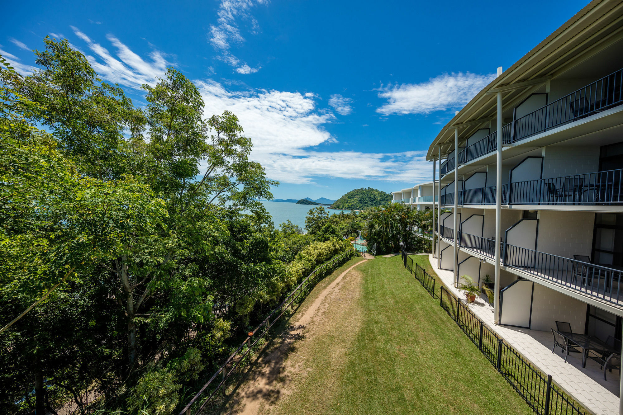 Aparthotel Amaroo At Trinity 4*