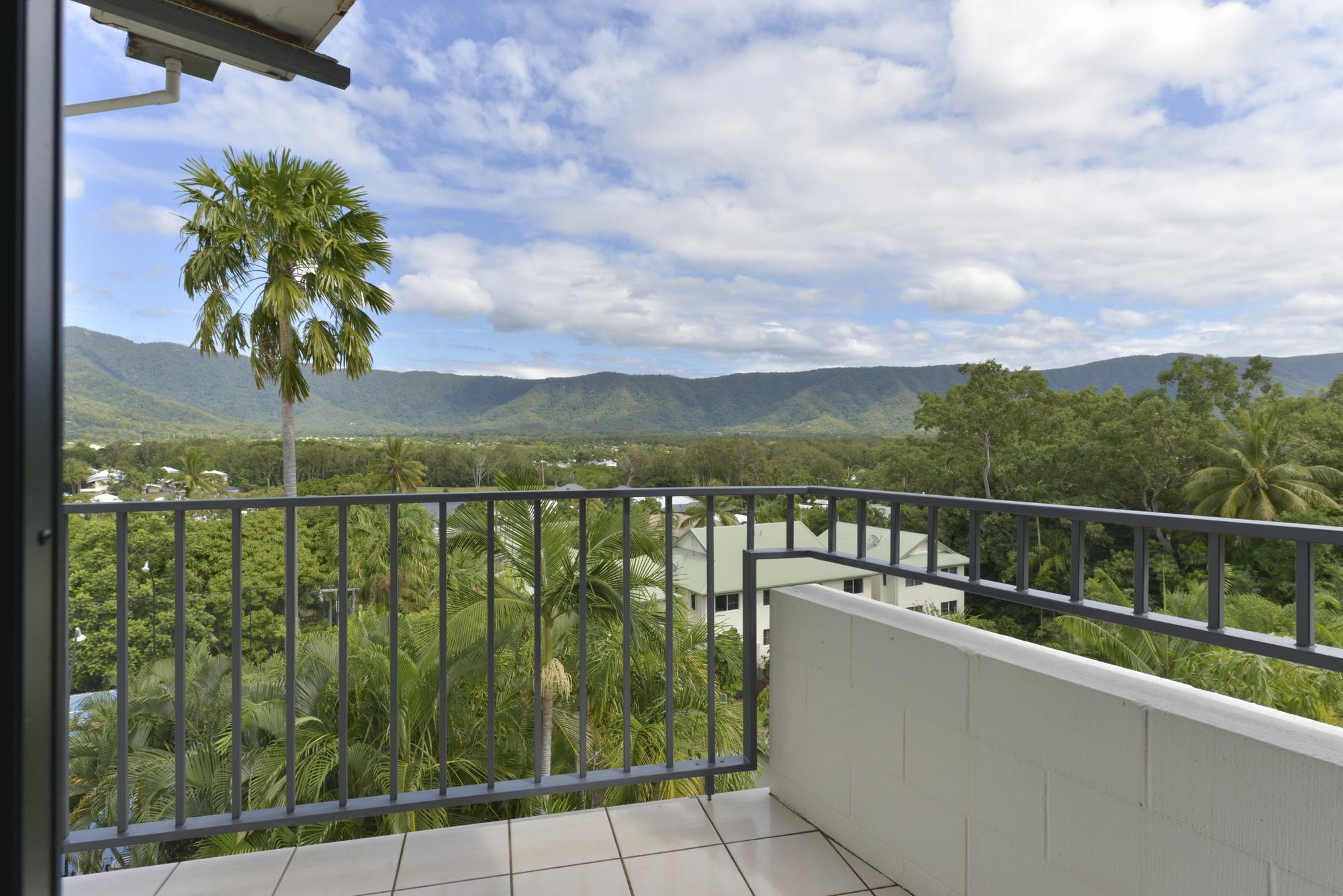 Aparthotel Amaroo At Trinity 4*