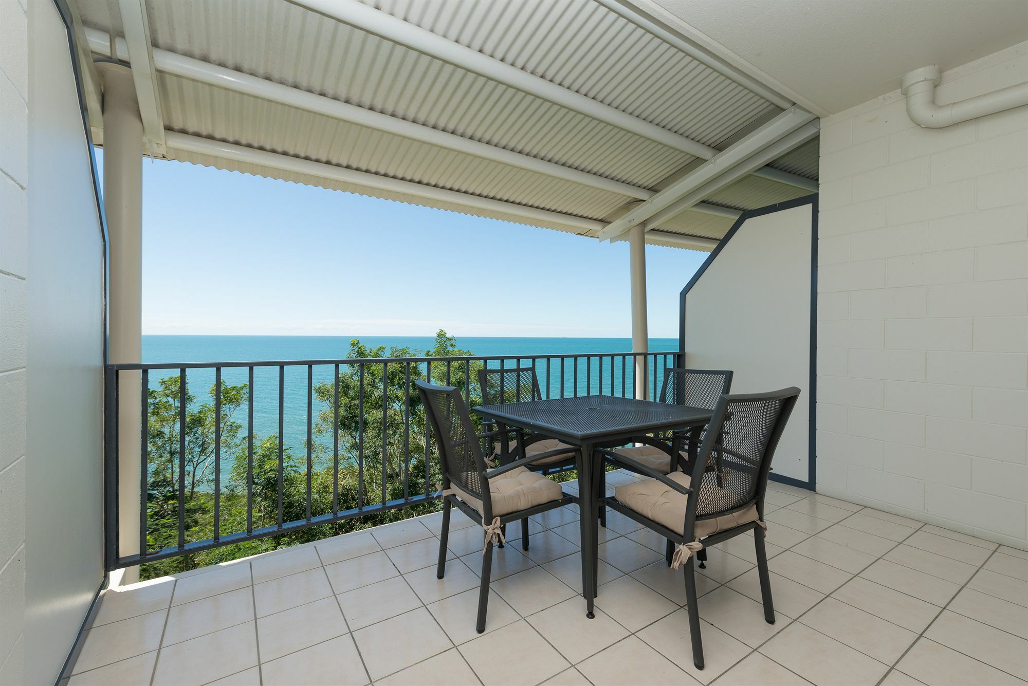 Aparthotel Amaroo At Trinity 4*